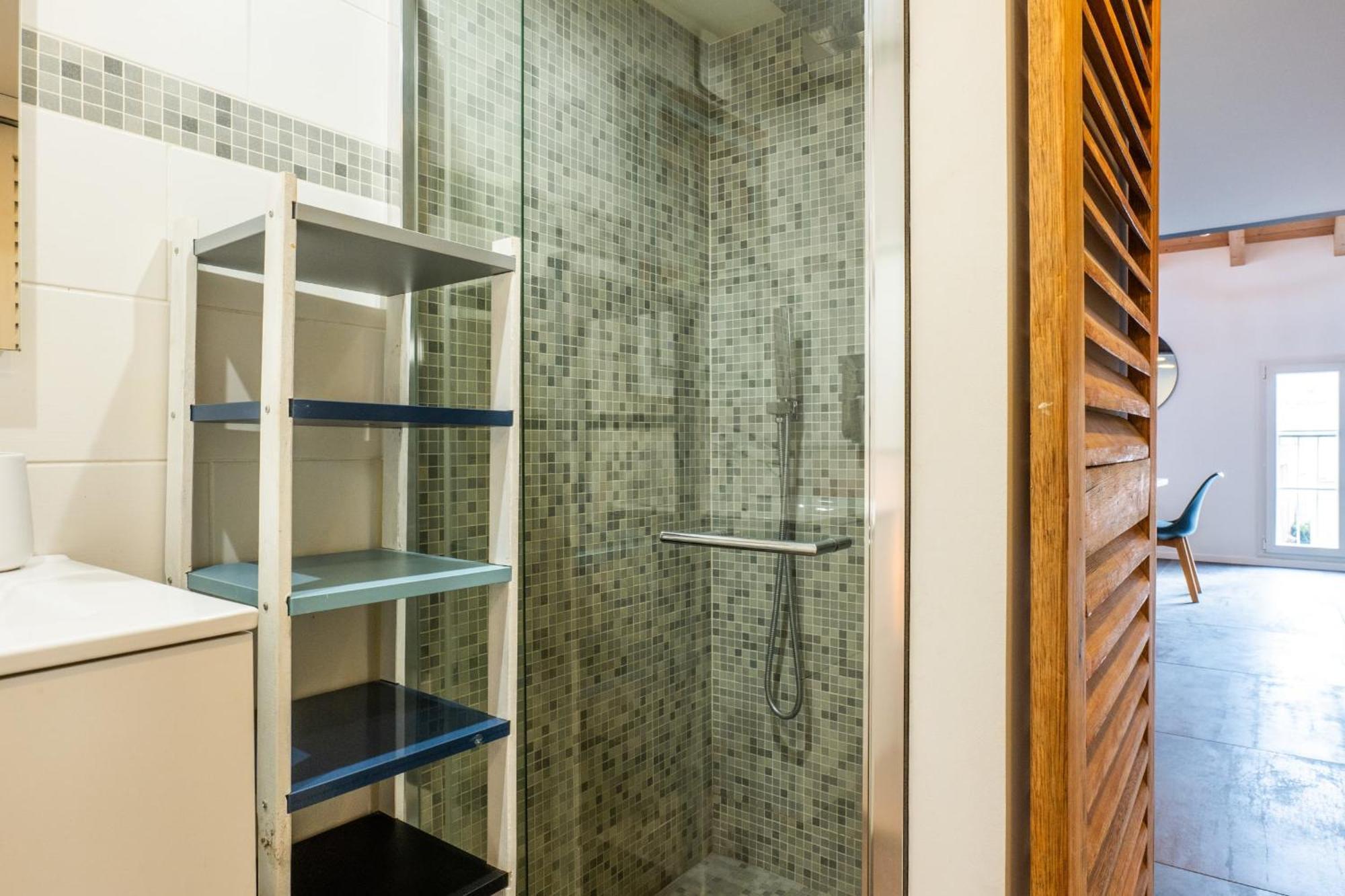 Spacious Duplex In The Heart Of